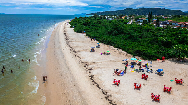 Praia Tropical Mar Areia Pen&iacute;nsula Daniela Florian&oacute;polis Santa Catarina Brasil Kite Surf Canoa Surf SUP Litoral Oceano Ver&atilde;o Turistas Natureza Am&eacute;rica Sul Viagem Esportes Aqu&aacute;ticos Para&iacute;so Paisagem
