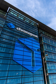 Paris, France - 18 ao&ucirc;t 2025: Fa&ccedil;ade du b&acirc;timent h&eacute;bergeant le si&egrave;ge social de Chronopost, compagnie fran&ccedil;aise sp&eacute;cialis&eacute;e dans la livraison express de colis aux entreprises et aux particuliers