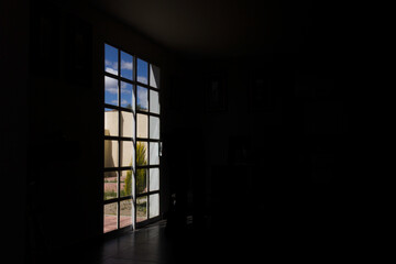 Luz natural entrando por ventana de vidrio desde el interior oscuro