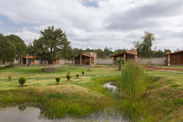 Refugio de madera en un paisaje nublado y relajante