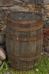 Barrica antigua de vino en el campo