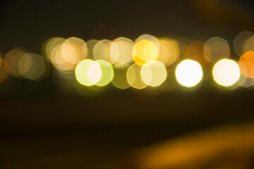 Magia nocturna en la playa en Puerto Escondido con luces cálidas. 