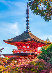 Obraz premium Old pagoda of Kiyomizu-dera buddhist temple in autumn, Kyoto, Japan