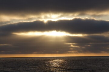 Obraz premium Moody cloudy sunset in pacific beach san diego california