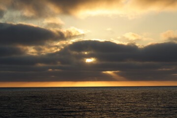 Obraz premium Moody cloudy sunset in pacific beach san diego california