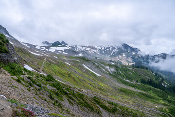 Naklejka premium Mount Baker Pacific Northwest, Snow-Capped Mountain with Alpine Lakes and Scenic Landscape