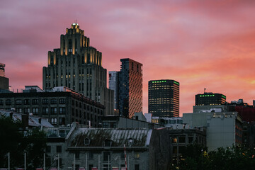 Fototapeta premium Stunning Sunset Over Urban Skyline: A Beautiful City Landscape