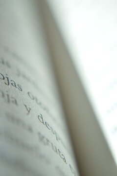 Toma cerrada y acercamiento a paginas de un libro abierto