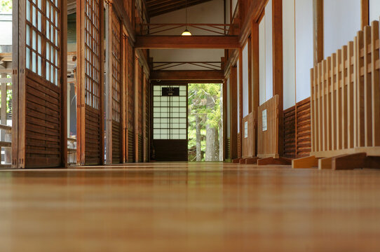 静かな木造廊下に差し込む柔らかな光