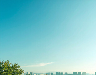 淡い青空と遠景の街並み