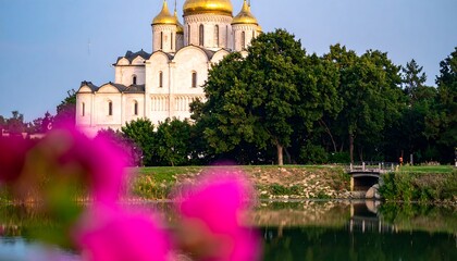 Obraz premium A white cathedral and surrounding park at dawn.