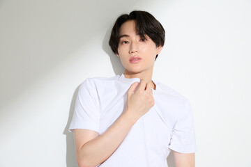 明るい背景にアジアの若い男性のポートレート
