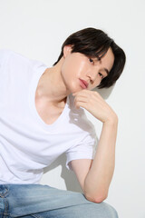 明るい背景にアジアの若い男性のポートレート