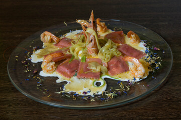 ravioli di pasta fresca con gamberetti e sugo di mare