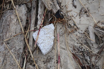 Lixo plástico abandonado na praia