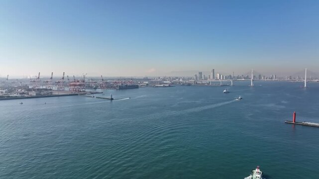 港湾都市と船舶のドローン空撮