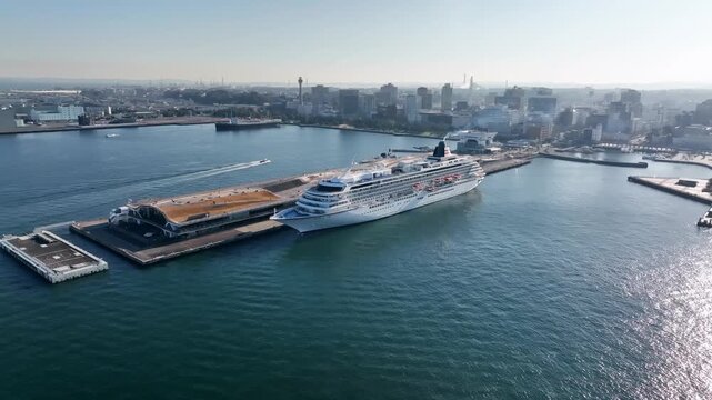 港湾都市と豪華客船のドローン空撮