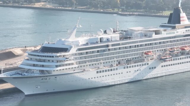 客船、クルーズ、埠頭、港湾、船舶、ドローン、空撮、旅行、観光、豪華客船、船旅、寄港地、停泊、国際、海外、日本、俯瞰、展望、パノラマ、ハイアングル、鳥瞰図、風景、景観、景色、上から見た、見下ろす、都市、社会、現代、都会、桟橋、ツアー、大型、青空、観光地、航路、海洋、航海、洋行、デッキ、ビジネス、晴れ、港、海、船、プレミアム、造船、コピースペース、地平線