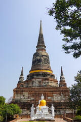 Fototapeta premium Buddha before central chedi at Wat Yai