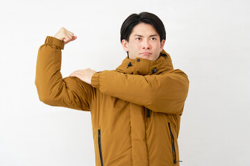 ダウンジャケットを着た男性　力こぶのポーズ　白背景