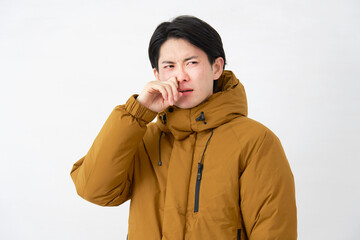 ダウンジャケットを着た男性　鼻炎　白背景