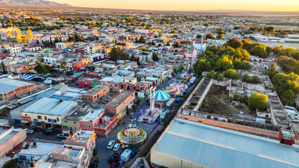Obraz premium Feria popular mexicana con juegos, comida y música
