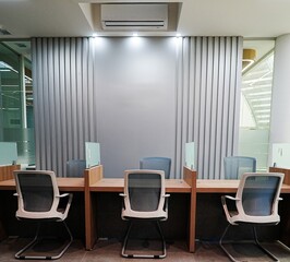 Oficina moderna con escritorios y sillas ergonómicas 