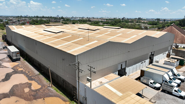 Nave industrial con camiones de carga en vista a&eacute;rea
Almac&eacute;n log&iacute;stico visto desde dron