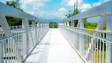 Puente peatonal sobre carretera en zona rural
Vista aérea de carretera con puente para peatones