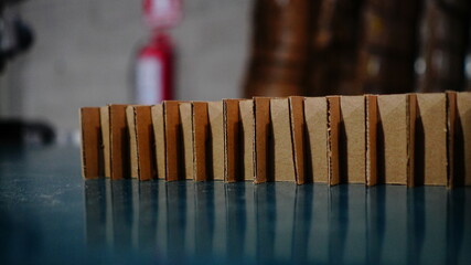 Almacén con cartón y tarimas de madera apiladas
Bodega industrial con material de empaque almacenado