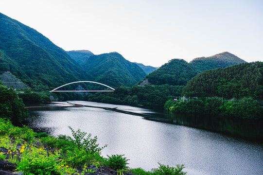みずがき湖にかかる鹿鳴峡大橋　山梨県