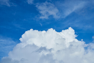 天空が裂け、光がその姿を現す場所

