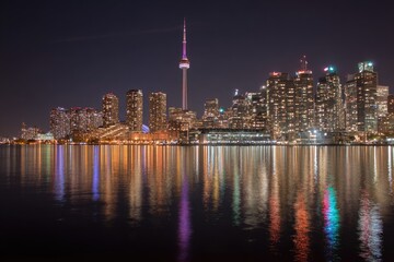 Obraz premium Night city skyline reflected in water