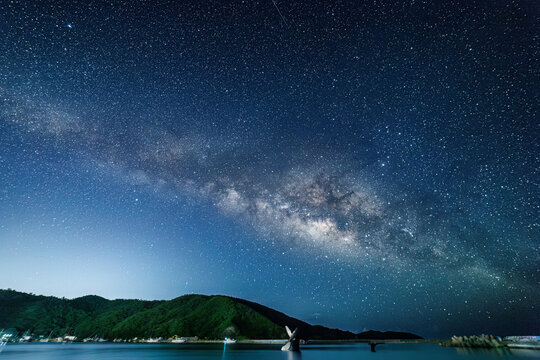 ザトウクジラの像があるビーチで長時間露光の星景撮影をする。
天の川や流れ星が見えた。
港には漁船やボートが停泊している。
沖縄県島尻郡慶良間諸島座間味島座間味港-2025/6/27
