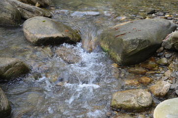 каменные пейзажи горной реки