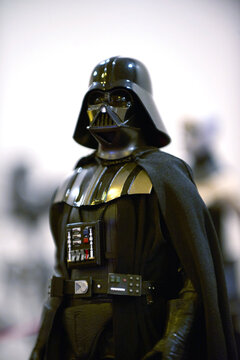 Darth Vader figure at August 5 2025 Comicon El Salvador, showcasing iconic Sith Lord in menacing pose.