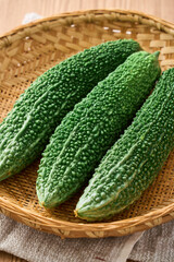 ゴーヤ｜沖縄の夏野菜を竹ざるに盛った食材イメージ