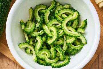 ボウルに入れたカットゴーヤ｜調理過程・下ごしらえのイメージ