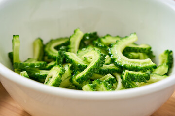 ボウルに入れたカットゴーヤ｜調理過程・下ごしらえのイメージ