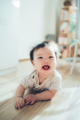 部屋でうつ伏せの赤ちゃん