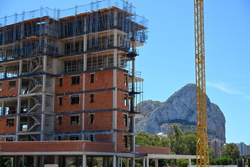 budowa budynku ze skałą Calpe w tle © Miroslaw