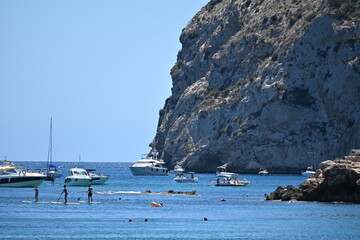 luksusowe łodzie zakotwiczone przy skale w Calpe na niebieskim morzu © Miroslaw