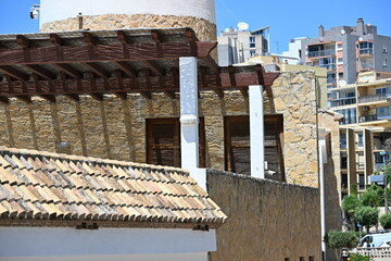 stary hiszpański budynek z kamienia z drewnianymi roletami © Miroslaw