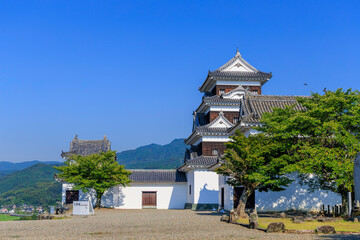 青空に映える愛媛県大洲城の美しい天守閣と城郭風景