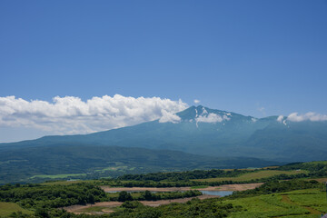 Fototapeta premium 雄大な自然に囲まれた鳥海山