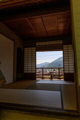 日本の伝統的な建築、盤泉荘の和室から眺める山並みと町並みの風景
