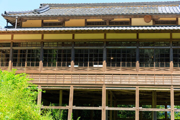 愛媛県大洲市少彦名神社参籠殿の懸造り木造建築と青空
