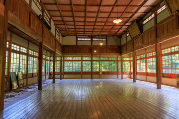 愛媛県大洲市少彦名神社参籠殿の広々とした木造内部空間と窓からの景色