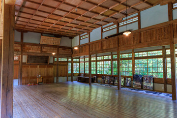 愛媛県大洲市少彦名神社参籠殿の広々とした木造内部空間と窓からの景色
