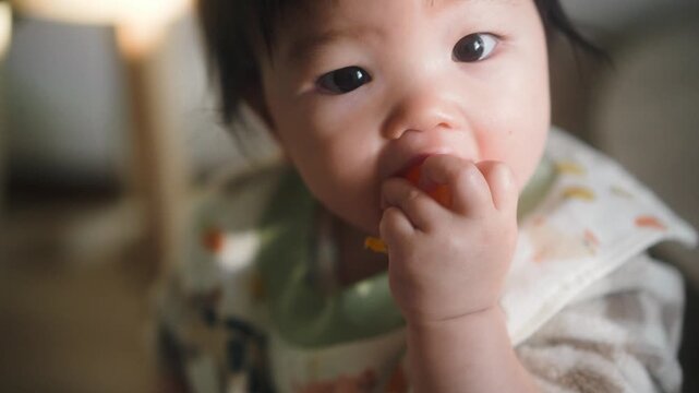 手掴みで食べる赤ちゃん
